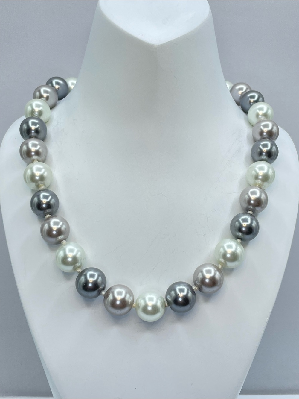 Gray White Glass Pearl Rhinestone Magnetic Clasp Statement Necklace 18” Long